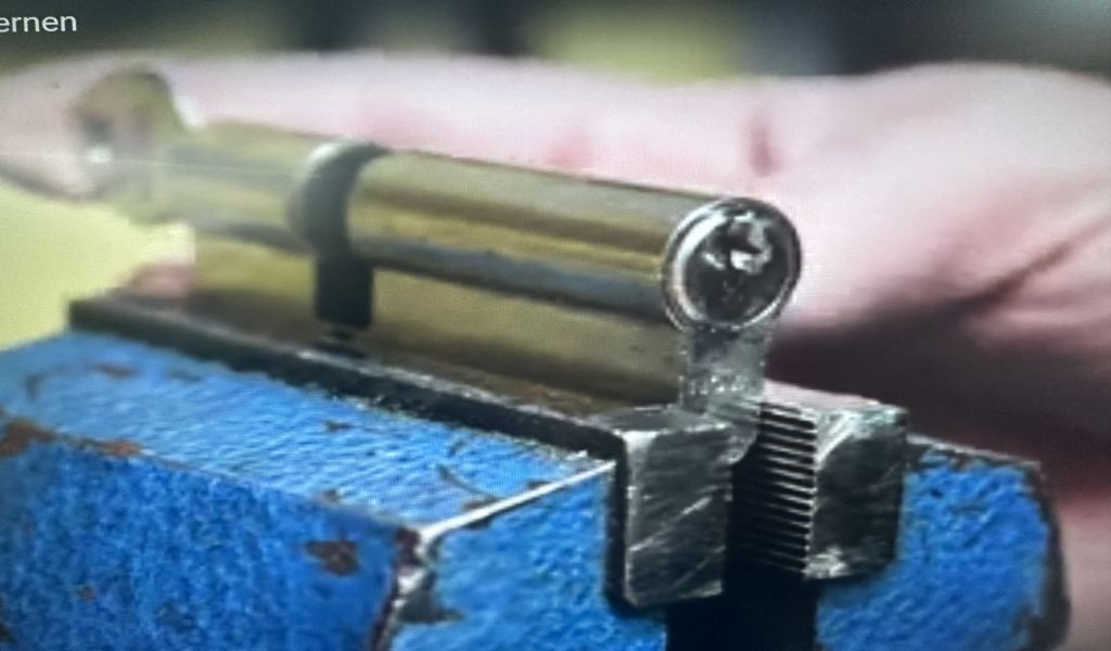 Abgebrochenen Schlüssel aus einem Zylinder entfernen
